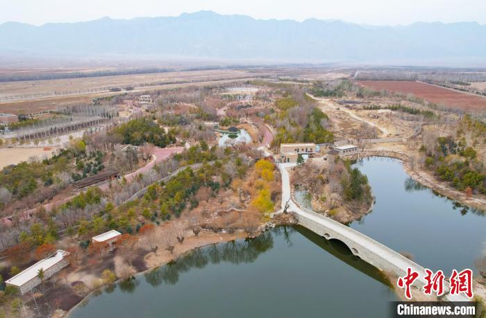 航拍位于寧夏銀川市賀蘭山腳下的寧夏賀蘭山運動休閑公園?！∮诰?攝