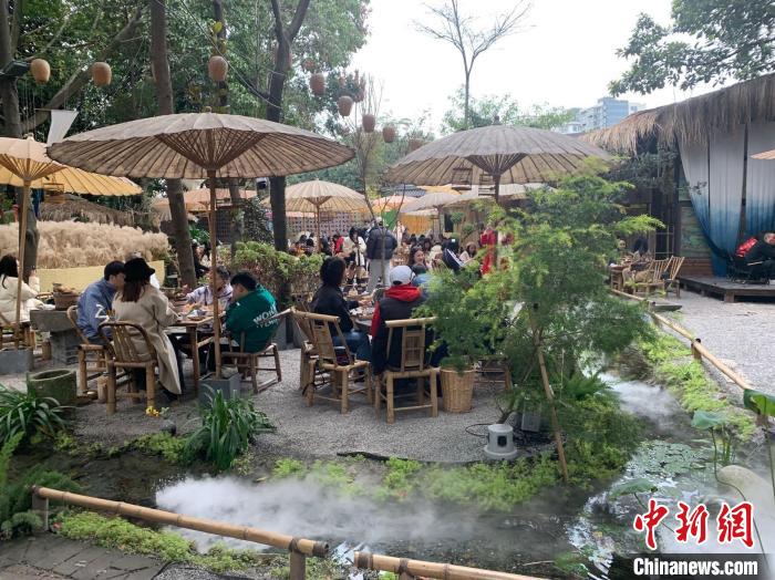 成都一茶館內(nèi)，坐滿了“圍爐煮茶”的顧客?！≡酪劳?攝