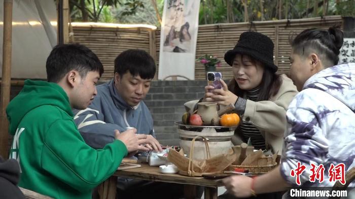 成都一茶館內(nèi)，正在“圍爐煮茶”的年輕人?！￡愡x斌 攝