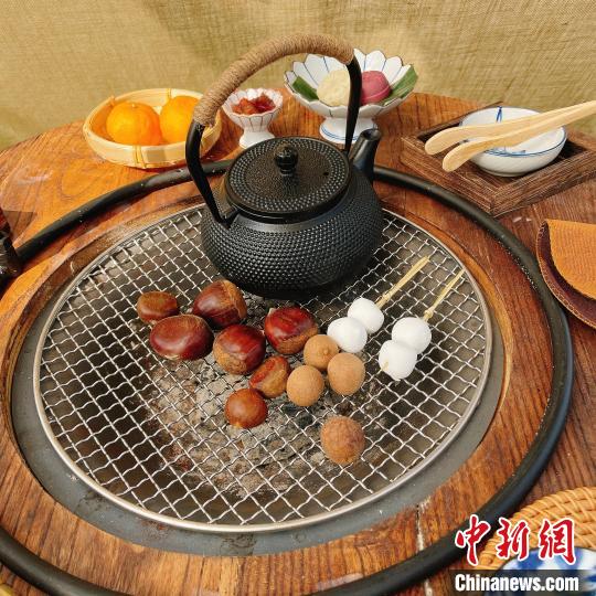 板栗、桂圓、棉花糖皆可炭烤?！㈦p華 攝
