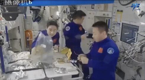 神舟十四號(hào)航天員在軌品嘗美食。圖片來(lái)源：中國(guó)載人航天工程辦公室官方微信