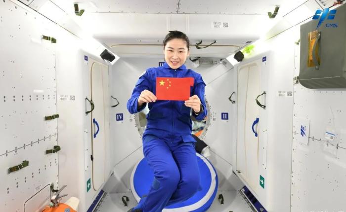 航天員劉洋背后是問(wèn)天實(shí)驗(yàn)艙睡眠區(qū)。圖片來(lái)源：中國(guó)載人航天工程辦公室官方微信