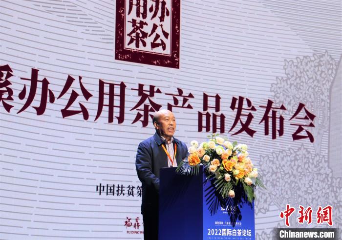 全國脫貧攻堅先進個人、寧德市誠信促進會常務(wù)副會長王紹據(jù)推介福鼎白茶辦公用茶?！×珠派?攝