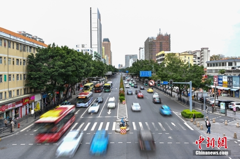 12月1日，廣東省廣州市海珠區(qū)，新港中路車流恢復。<a target='_blank' href='/'>中新社</a>記者 陳驥旻 攝 