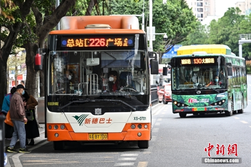 12月1日，廣東省廣州市海珠區(qū)，公交車有序進站。<a target='_blank' href='/'>中新社</a>記者 陳驥旻 攝 