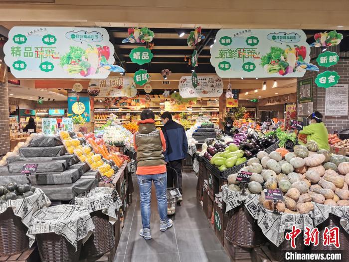 解除流動性管理后的第一天，鄭州市民在超市采購?！№n章云 攝