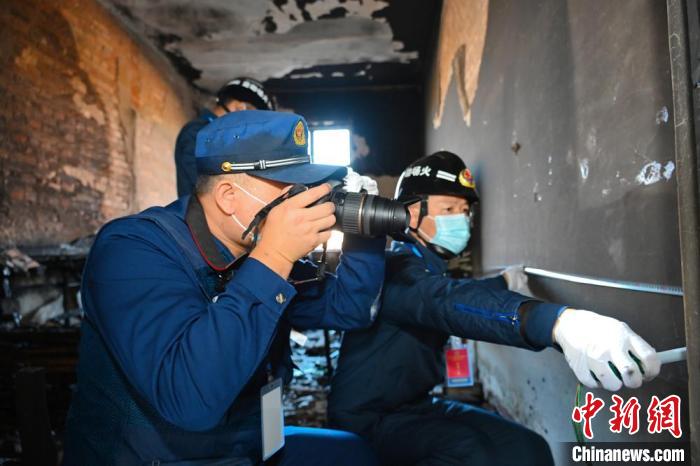 圖為火調(diào)人員在模擬現(xiàn)場(chǎng)進(jìn)行調(diào)查取證。(資料圖) 婁淵燾 攝