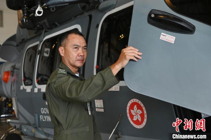 香港特區(qū)政府飛行服務隊總監(jiān)胡偉雄與獵豹直升機?！±钪救A 攝