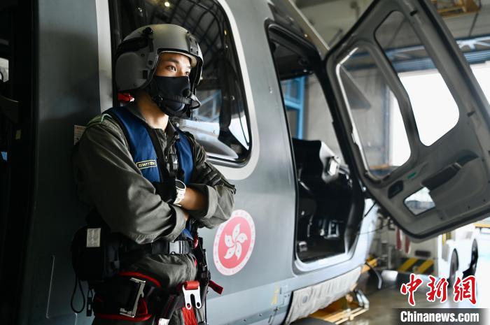 香港特區(qū)政府飛行服務隊三級空勤主任呂嘉晴與獵豹直升機?！±钪救A 攝