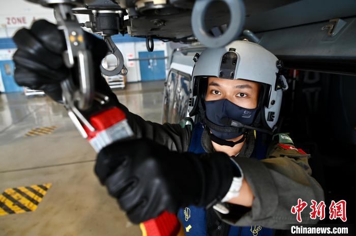 香港特區(qū)政府飛行服務隊三級空勤主任呂嘉晴示范拯救工作流程。　李志華 攝