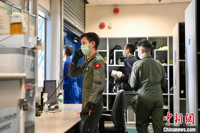香港特區(qū)政府飛行服務隊隊員準備投入工作?！±钪救A 攝