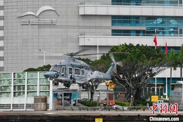 香港特區(qū)政府飛行服務隊直升機在香港會議展覽中心附近的停機坪起降?！±钪救A 攝