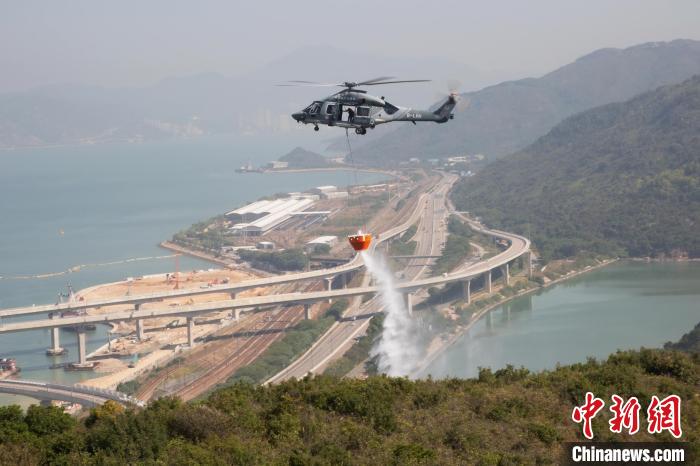 在跨部門山火暨攀山拯救行動演習中，香港特區(qū)政府飛行服務隊派出直升機投擲水彈撲救山火?！∠愀厶貐^(qū)政府飛行服務隊 攝