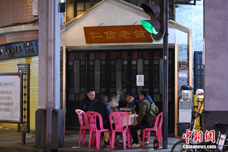 圖為市民在廣州荔灣區(qū)街邊吃火鍋。<a target='_blank' href='/'>中新社</a>記者 陳楚紅 攝