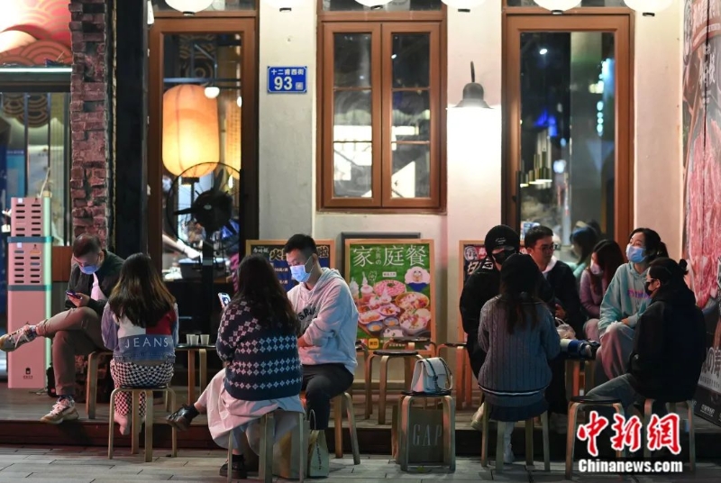 圖為廣州市民在永慶坊一家餐館前等位。<a target='_blank' href='/'>中新社</a>記者 陳楚紅 攝