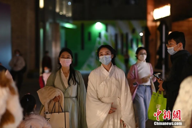 圖為市民在廣州永慶坊景區(qū)游玩。<a target='_blank' href='/'>中新社</a>記者 陳楚紅 攝