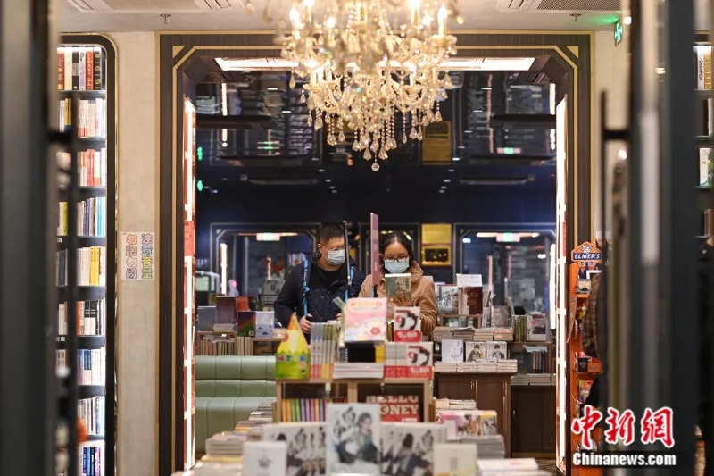圖為市民在廣州永慶坊鐘書閣看書。<a target='_blank' href='/'>中新社</a>記者 陳楚紅 攝
