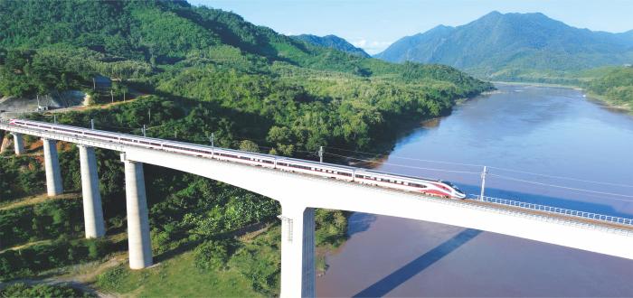 瀾滄號”駛過中老鐵路瑯勃拉邦跨湄公河特大橋。中國鐵路國際公司供圖