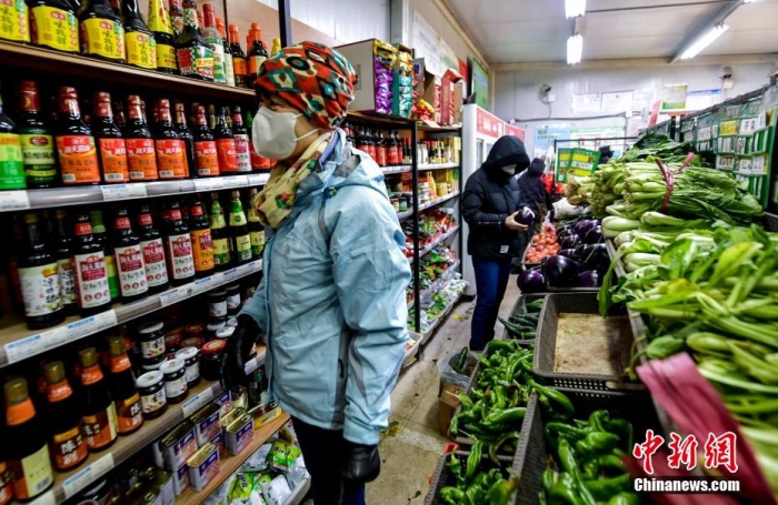 烏魯木齊居民購買蔬菜、調(diào)料等生活用品。 劉新 攝