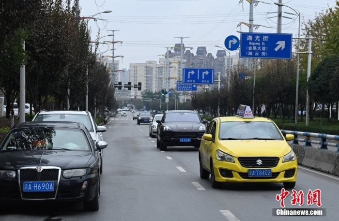 12月2日，重慶街頭道路上的車輛逐漸增多，不少市民也開始出門采購物資，城市正在有序恢復(fù)正常生產(chǎn)生活秩序。圖為街頭道路上的車輛逐漸增多。 陳超 攝