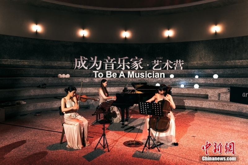 資料圖為林楚蕓（右）參加古典音樂節(jié)演出。 <a target='_blank' href='/'>中新社</a>發(fā) 受訪者供圖