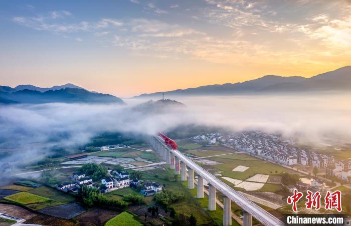 資料圖：安徽高鐵黃金旅游線路——池黃高鐵穿云破霧風(fēng)景如畫?！±詈推?攝
