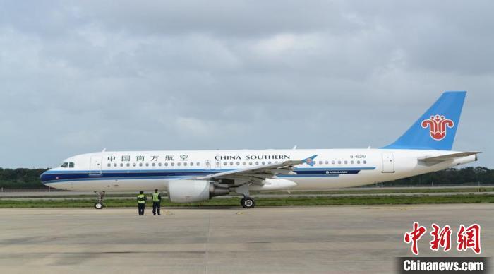 海口美蘭機(jī)場(chǎng)機(jī)坪上，一架南航飛機(jī)正在滑出。　李紅波供圖
　
