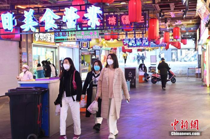 美食街的人氣正在逐漸恢復中。 陳超 攝