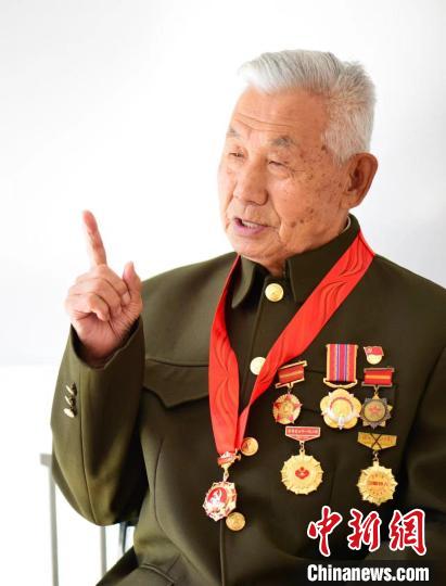圖為劉世亭講述70多年前朝鮮戰(zhàn)場上的“密碼”故事。　海拉爾區(qū)委宣傳部供圖