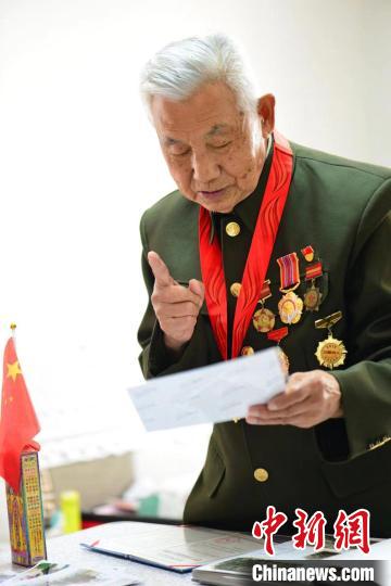 圖為劉世亭為他的“紅色課堂”備課?！『＠瓲枀^(qū)委宣傳部供圖