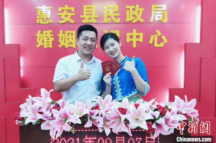 2021年9月7日，高睿旸與馬蕎茵在惠安縣民政局登記結(jié)婚。　受訪者供圖