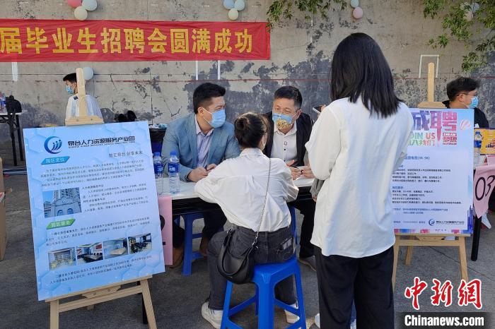 高睿旸(左一)從事兩岸人才資源對接工作?！∈茉L者供圖