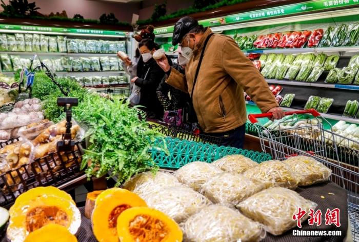 資料圖：市民在商場超市里選購所需的商品。 <a target='_blank' href='/'>中新社</a>記者 劉新 攝
