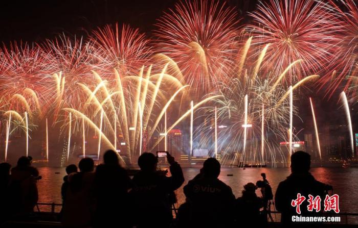 資料圖：2019年1月1日0時(shí)，當(dāng)新年鐘聲響起，歷時(shí)10分鐘的煙火音樂(lè)匯演在香港維多利亞港上空正式上演。<a target='_blank' href='/'>中新社</a>記者 張煒 攝