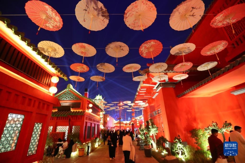這是12月5日在沙特阿拉伯首都利雅得拍攝的世界大道“中國(guó)城”。（圖源：新華社）