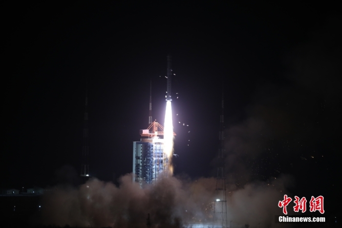 北京時間2022年12月9日2時31分，中國在太原衛(wèi)星發(fā)射中心使用長征二號丁運載火箭，成功將高分五號01A衛(wèi)星發(fā)射升空，衛(wèi)星順利進入預定軌道，發(fā)射任務(wù)獲得圓滿成功。該衛(wèi)星主要面向污染減排、環(huán)境質(zhì)量監(jiān)管、大氣成分監(jiān)測、自然資源調(diào)查、氣候變化研究等重大需求，開展高光譜遙感監(jiān)測應用，為國家環(huán)保、國土、氣象、農(nóng)業(yè)、減災、水利、林業(yè)、海洋、測繪等部門(領(lǐng)域)提供數(shù)據(jù)服務(wù)和支撐。此次任務(wù)是長征系列運載火箭的第453次飛行。鄭斌 攝