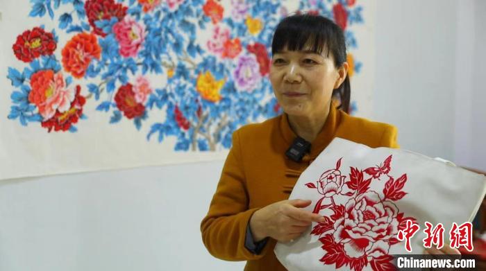 常鳳靈展示作品。　巨野縣融媒體中心供圖