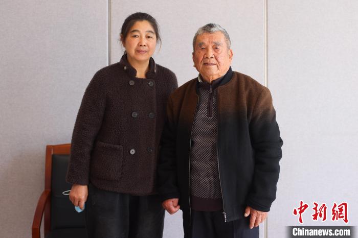 南京大屠殺幸存者馬庭寶和女兒馬明蘭?！°蟛?攝