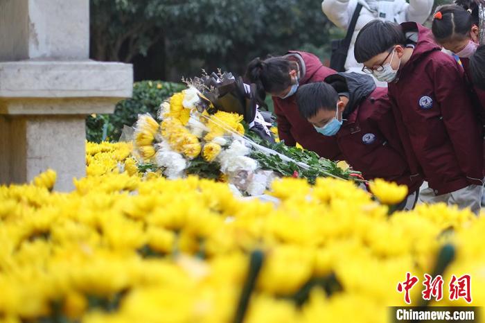 國(guó)家公祭日將至小學(xué)生走進(jìn)侵華日軍南京大屠殺遇難同胞叢葬地悼念遇難同胞