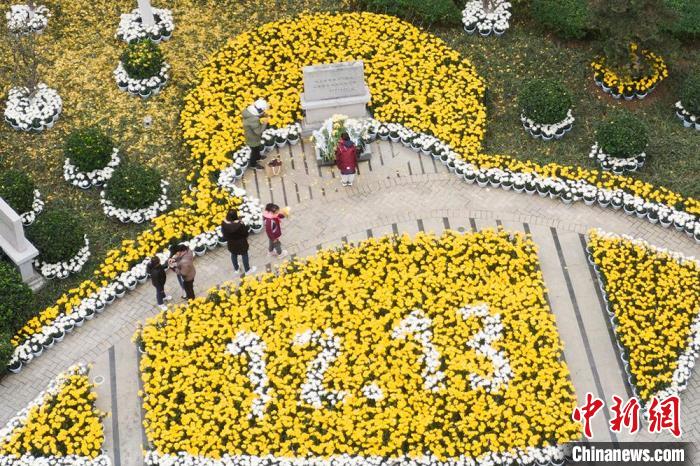 這里布置了鮮花，悼念侵華日軍南京大屠殺死難者?！°蟛?攝