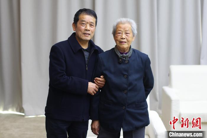 南京大屠殺幸存者艾義英和兒子黃興華。　泱波 攝