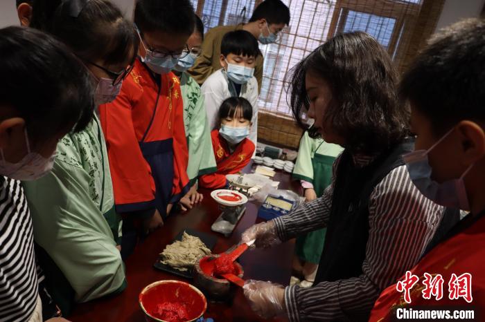 非遺傳承人介紹八寶印泥制作技藝?！「＝ㄊ」咆任幕芯繒﹫D