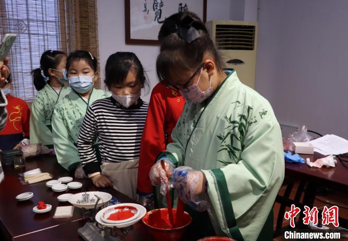 漳臺青少年動手制作屬于自己的“八寶印泥”?！「＝ㄊ」咆任幕芯繒﹫D