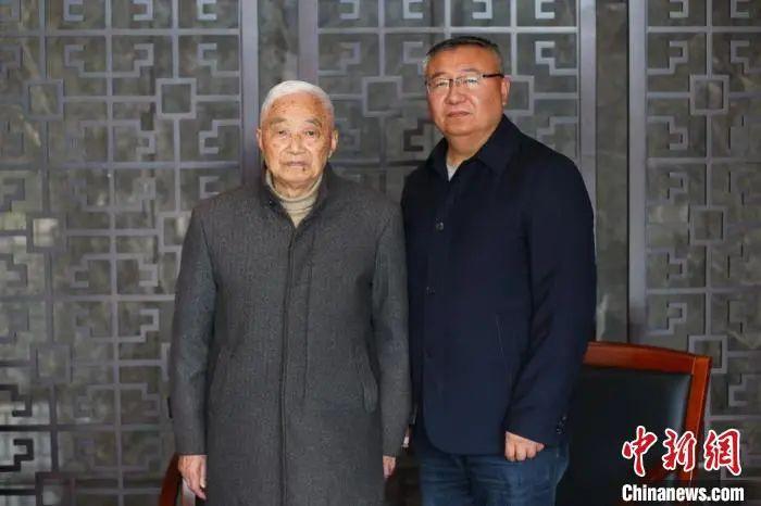 阮定東與兒子?！°蟛?攝