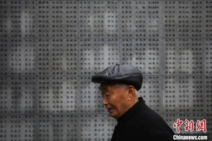阮定東在侵華日軍南京大屠殺遇難同胞紀(jì)念館南京大屠殺遇難者名單墻前。泱波 攝