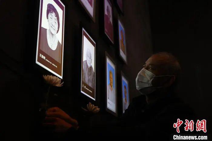 侵華日軍南京大屠殺遇難同胞紀(jì)念館為去世的南京大屠殺幸存者王素明舉行熄燈儀式，追思逝者?！°蟛?攝