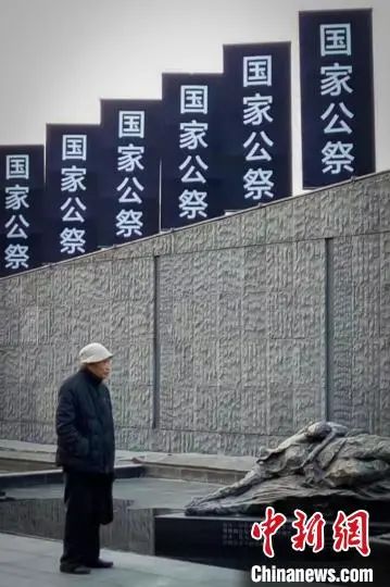 在侵華日軍南京大屠殺遇難同胞紀(jì)念館《母親的最后一口奶》雕塑作品前，常志強(qiáng)陷入回憶?！〕Ｐ∶饭﹫D