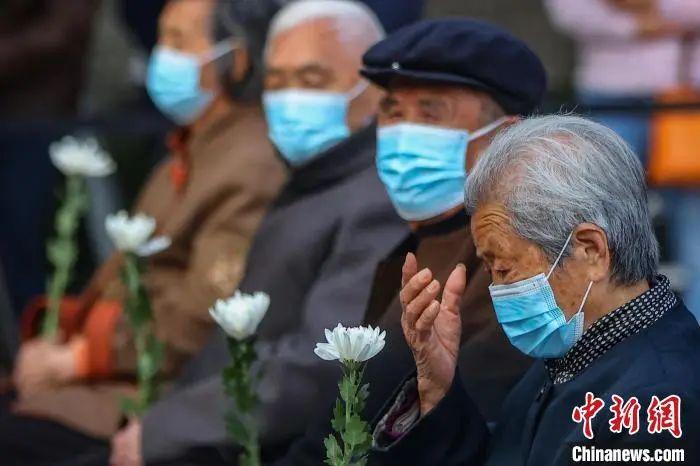 圖片艾義英(右)參加南京大屠殺死難者家庭祭告活動(dòng)?！°蟛?攝
