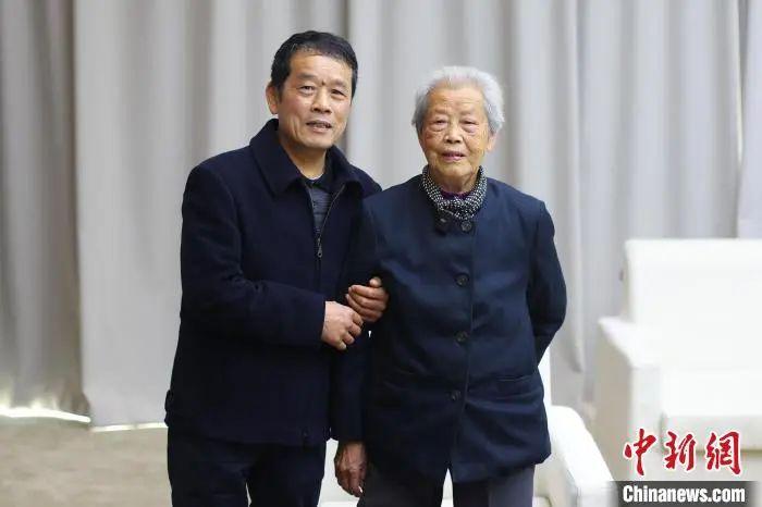 南京大屠殺幸存者艾義英和兒子黃興華。　泱波 攝