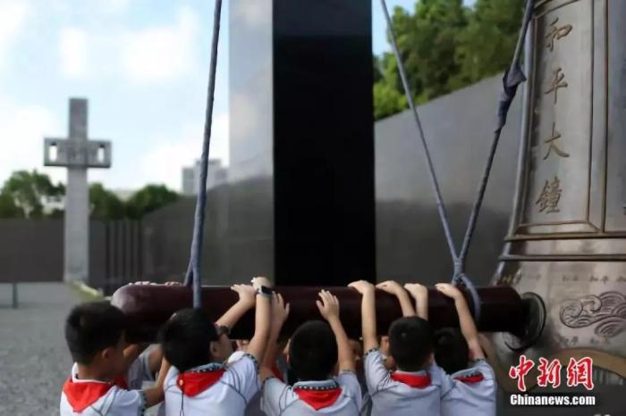 圖片南京小學(xué)生撞響和平大鐘。泱波 攝